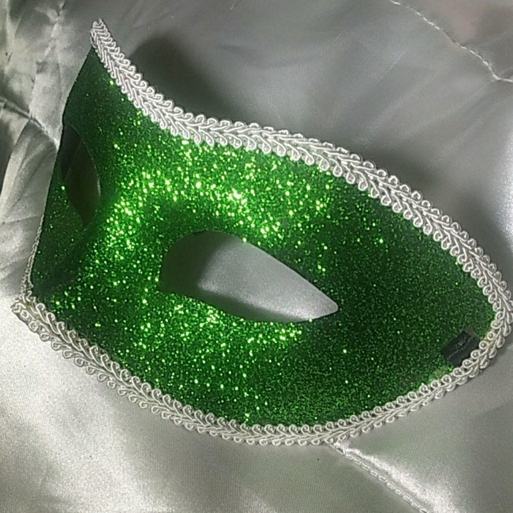 Glittery Sequencemask View 2